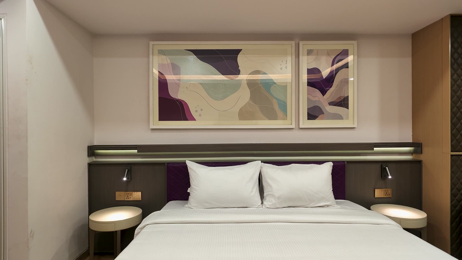360°-Aufnahme eines Hotelzimmers mit Doppelbett
